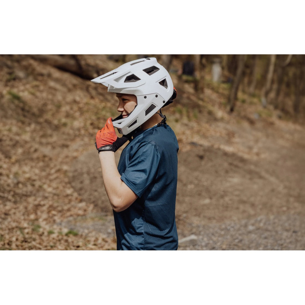 5_casca-force-drop-downhill-alb-gri-s-m.jpg
