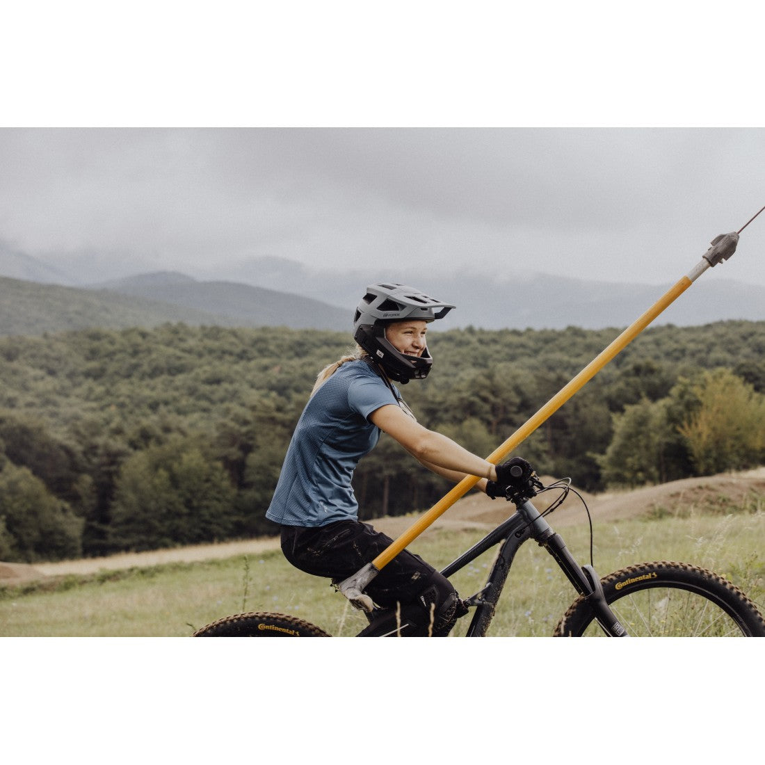 6_casca-force-drop-downhill-gri-negru-s-m.jpg