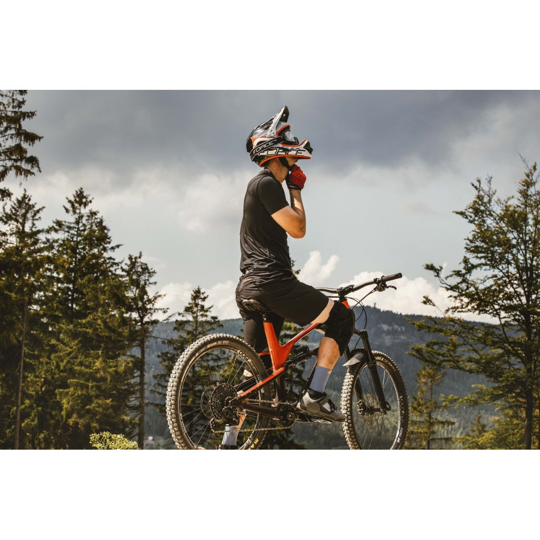 7_casca-force-tiger-downhill-black-red-white-l-xl-59-61-cm.jpg